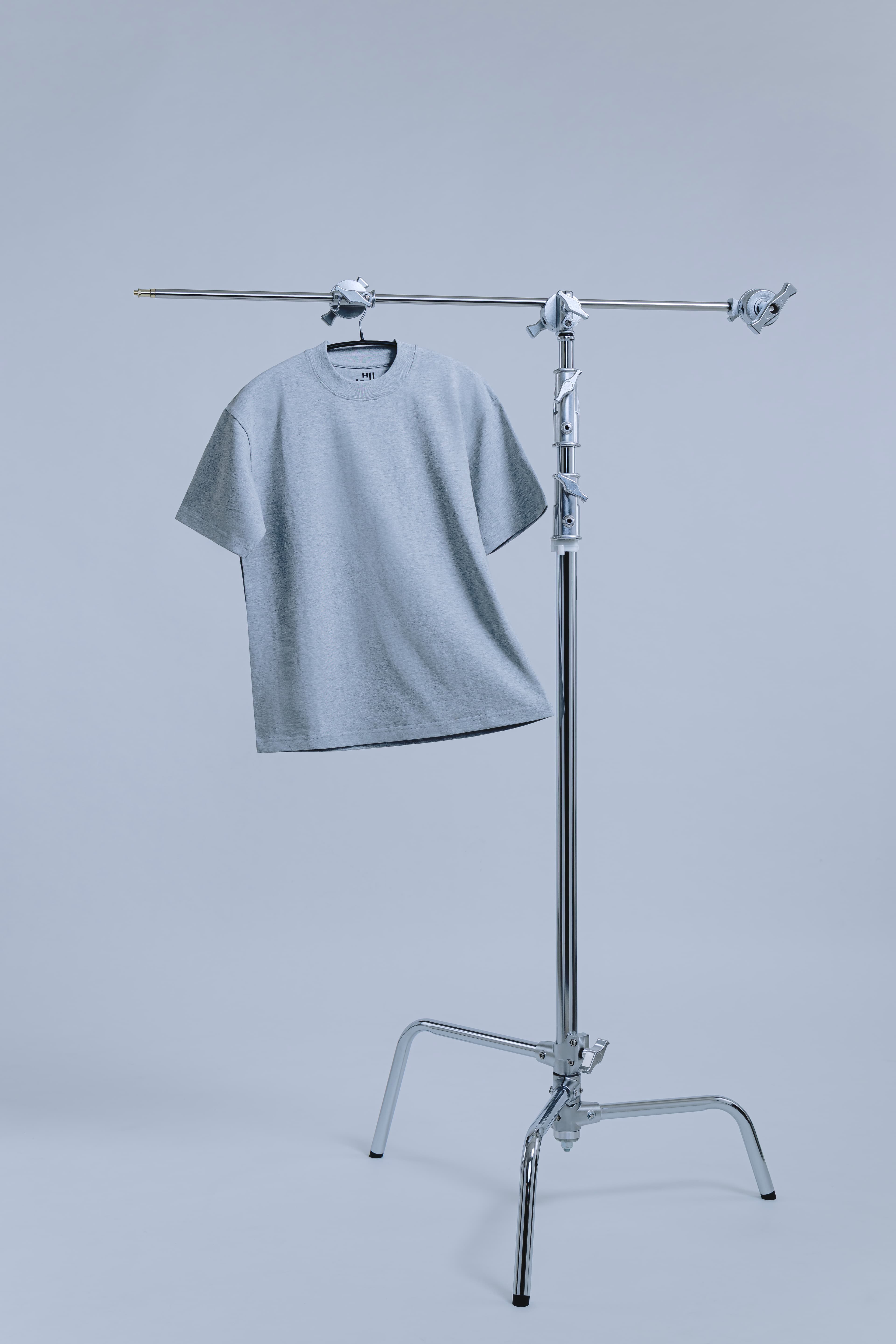 Gray Tee — 正面吊掛全貌